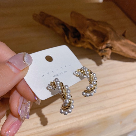 💙Pearls Twisted Croissant Dome Earrings - Picture 12 of 15